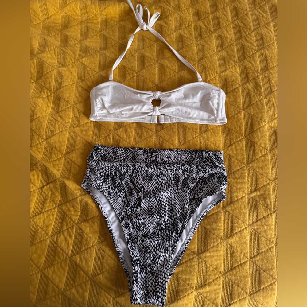 High-waisted bikini